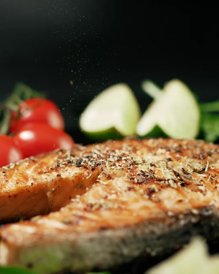 Gebratener Fisch mit Kräutern, Tomaten und Gurke
