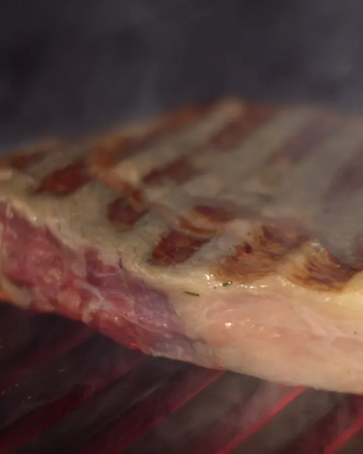 Rinderrücken mit Grillstreifen auf dem glühenden Rost